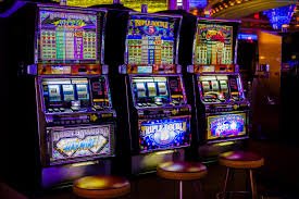 Antarmuka pemilihan permainan Microgaming di linatogel menampilkan kategori slot dan live casino