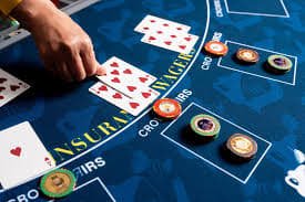 Antarmuka Monopoly Live di linatogel menampilkan roda besar, opsi taruhan, dan saldo pemain real-time